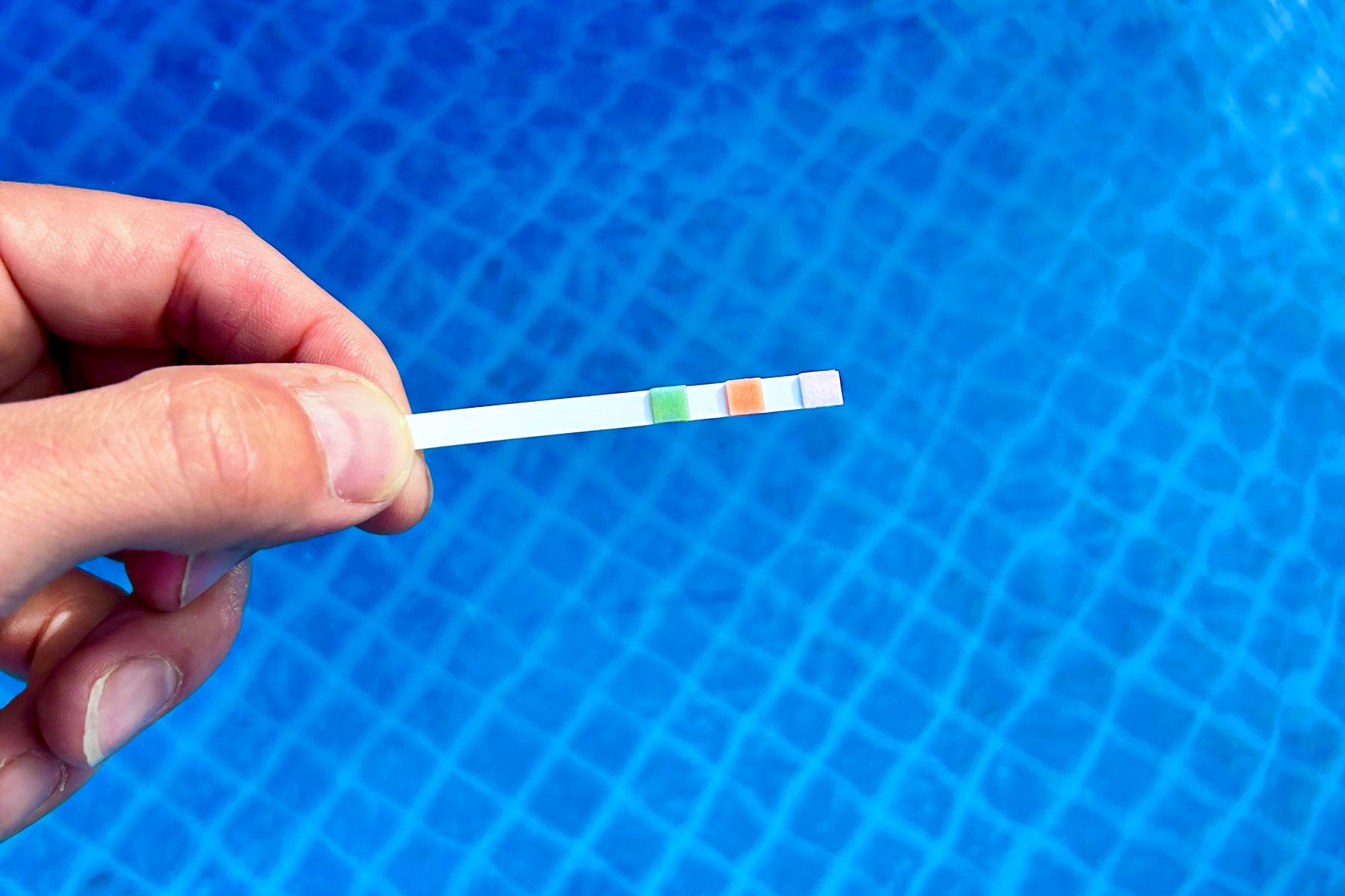 testing pool water chlorine